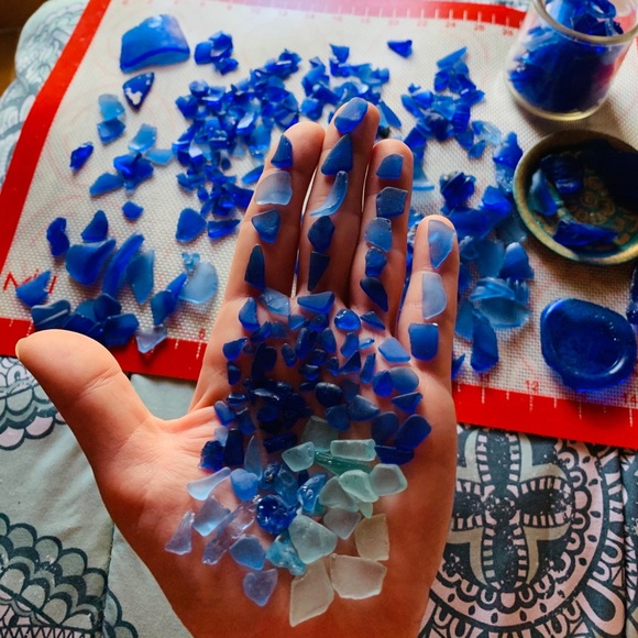 Rare engraved cornflower blue sea glass necklace - Picture 4 of 4